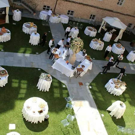 都灵蒙塔尔城堡度假村 Montaldo Torinese