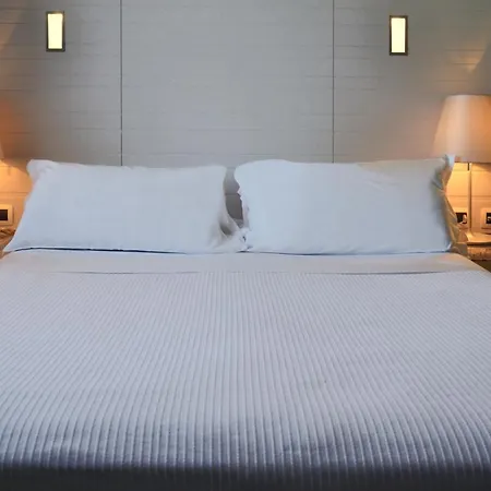 都灵蒙塔尔城堡度假村 4* Montaldo Torinese
